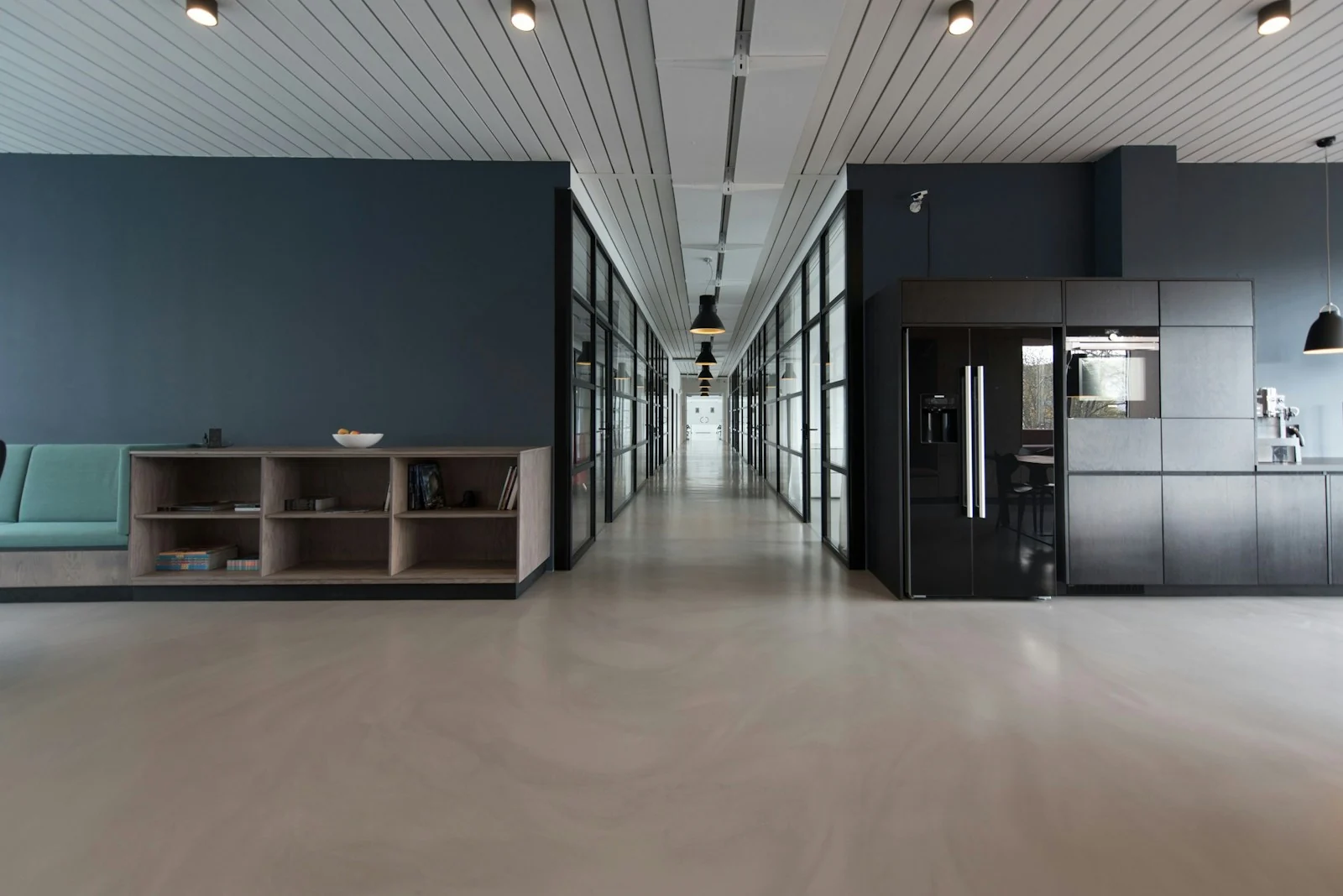 Gewerbliche Innenarchitektur mit integrierter Deckenbeleuchtung
