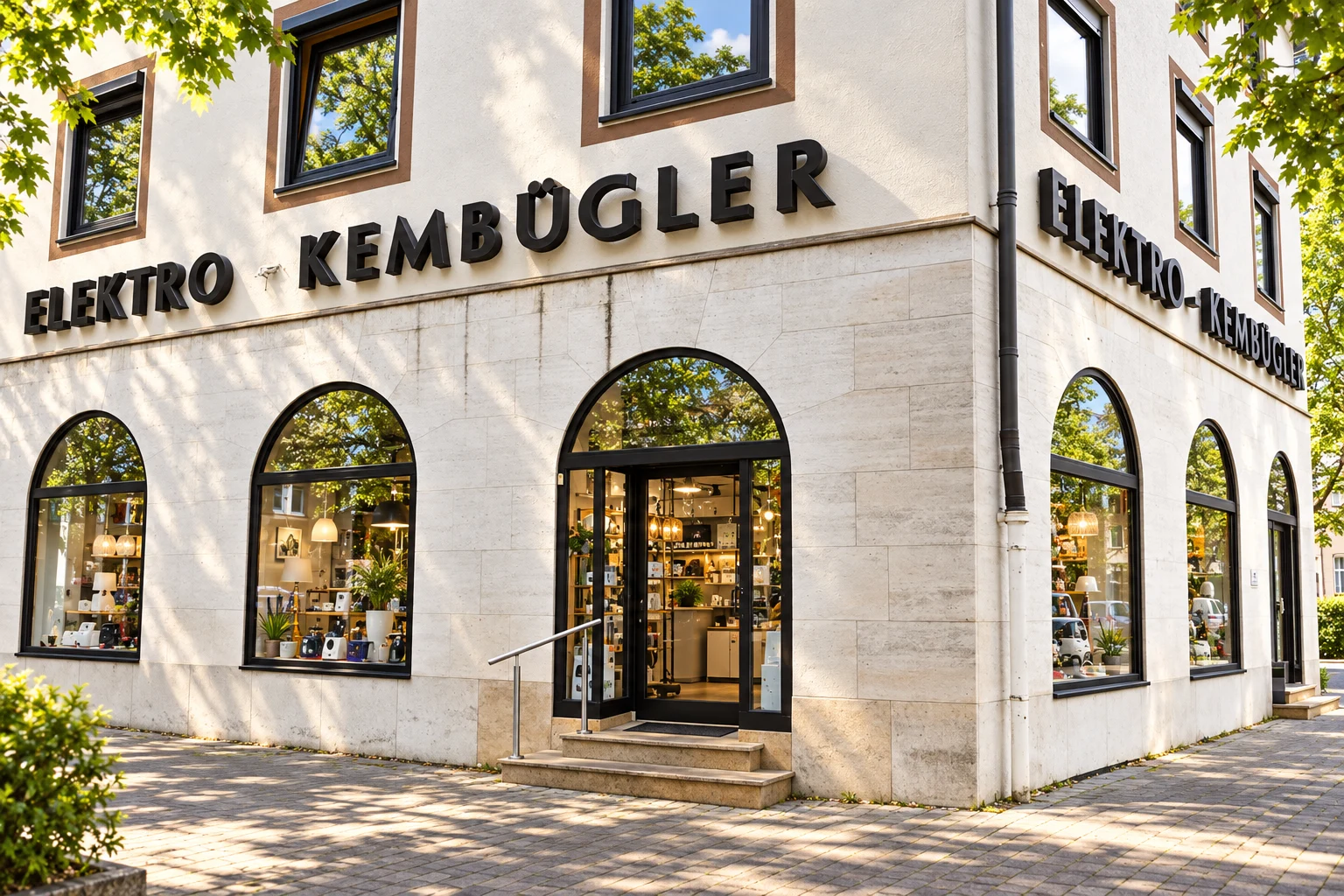 Sommerliche Visualisierung des Geschäfts in der Gernerstraße 20. KI-generierte Architekturillustration nach fotografischer Referenz, keine dokumentarische Aufnahme.