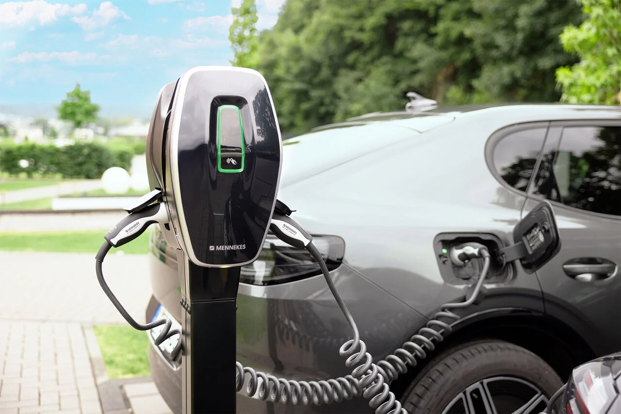 MENNEKES Ladeinfrastruktur mit zwei Ladepunkten und Elektroauto