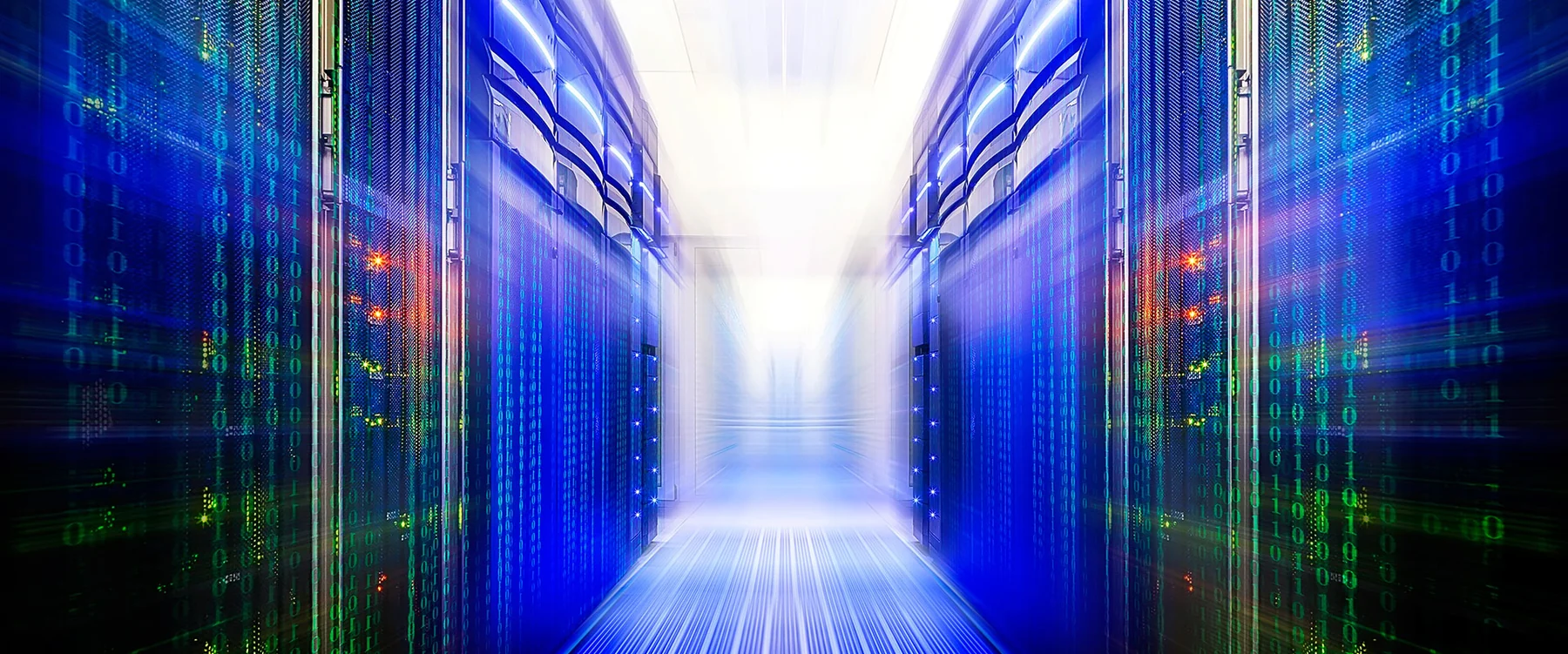 Technische Infrastruktur mit beleuchtetem Servergang