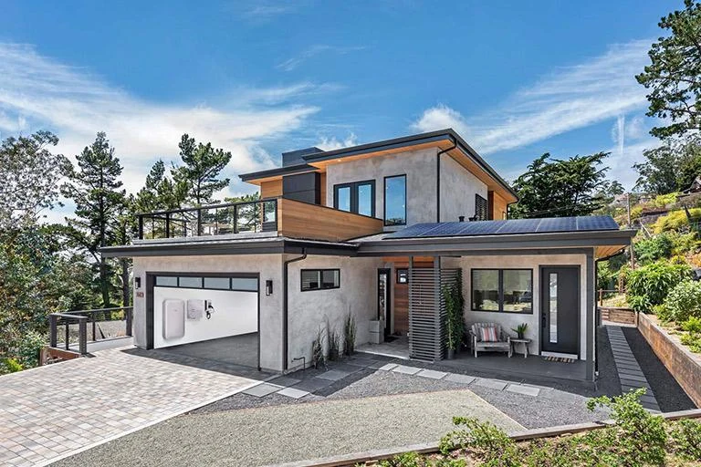 Modernes Privathaus mit Solarmodulen auf dem Dach
