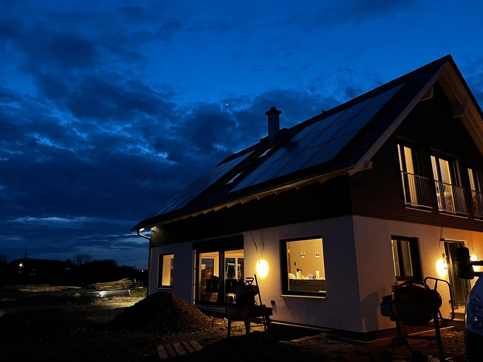 Einfamilienhaus mit Photovoltaik am Abend