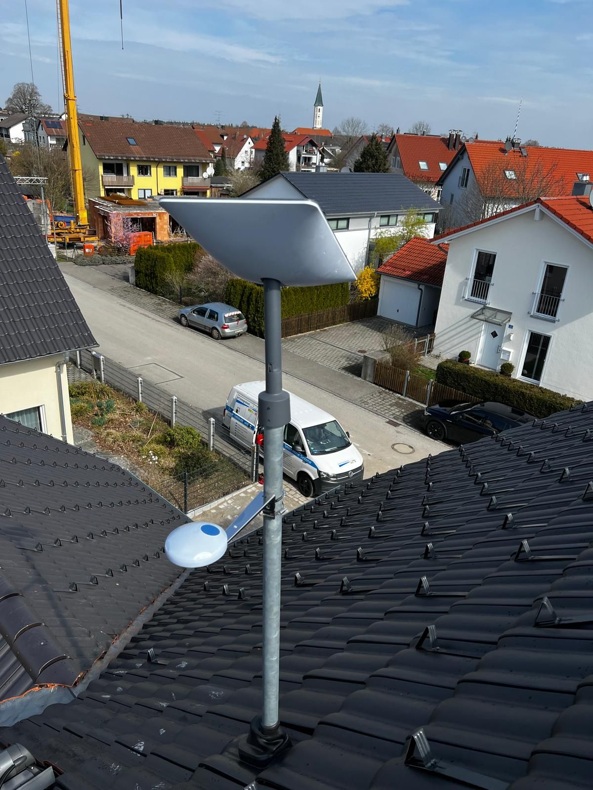 Starlink Antenne und KNX Wetterstation auf dem Dach