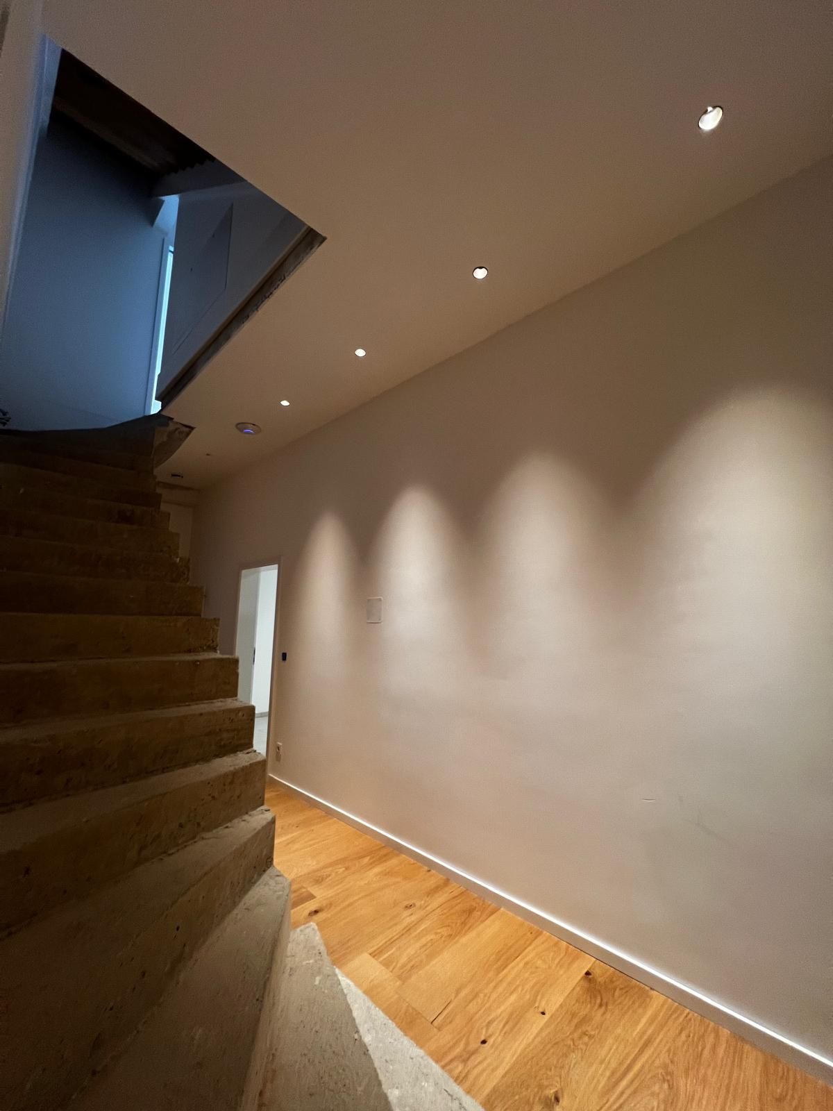 Treppe mit Downlights und Wandflutung