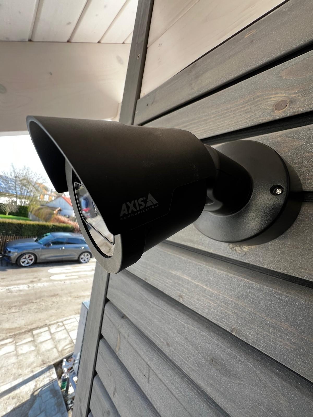 Axis Netzwerkkamera an der Holzfassade