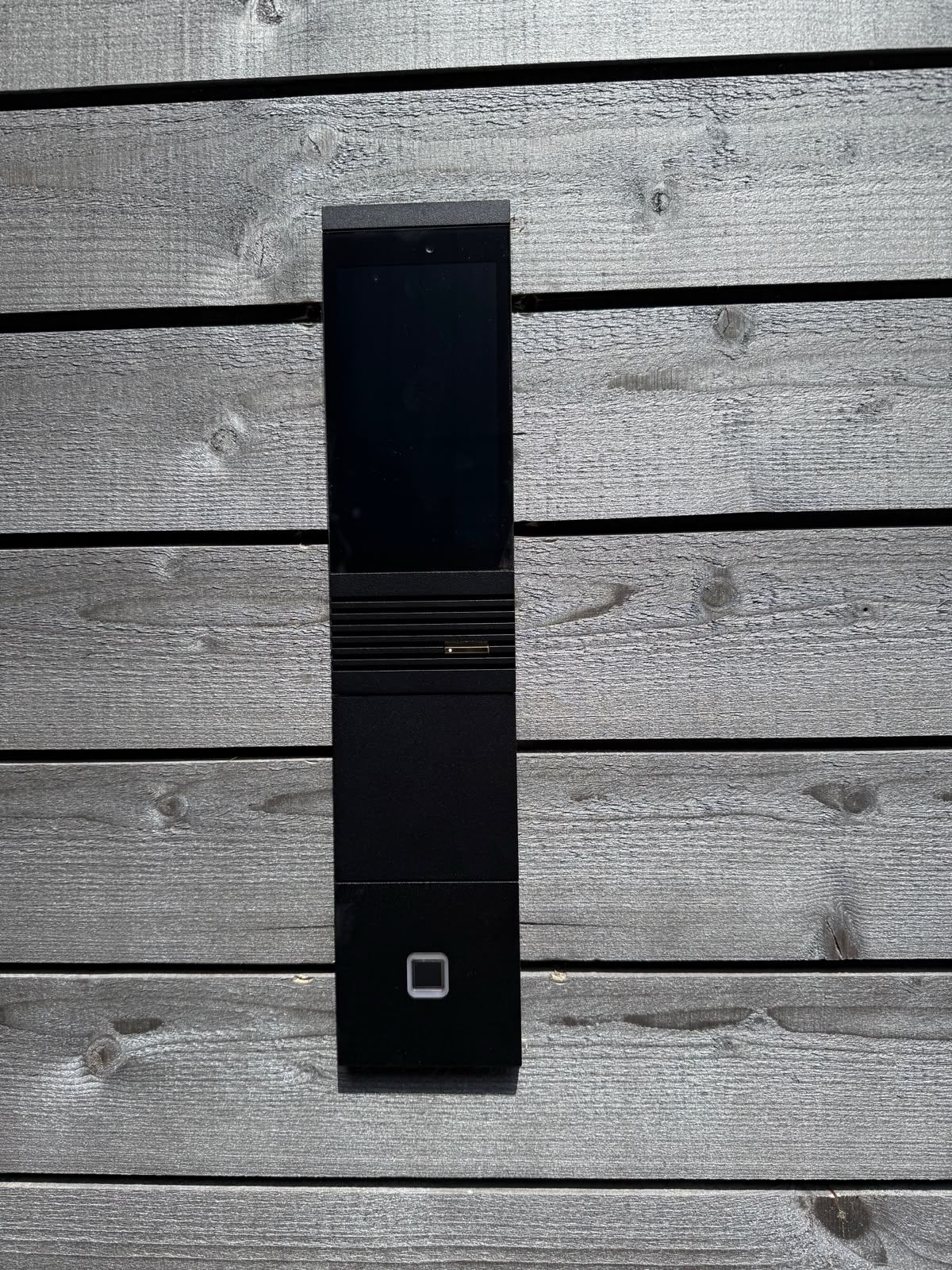 Basalte Adelante Türsprechanlage mit Fingerprint an der Holzfassade