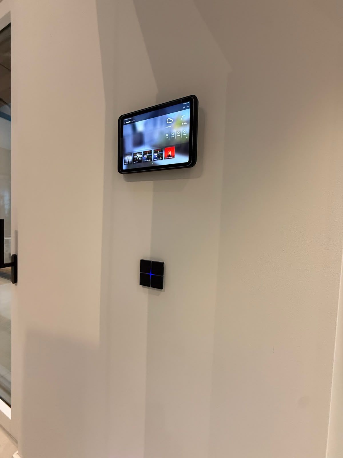 Basalte Eve Plus iPad Halterung mit Basalte Home App und Sentido Taster