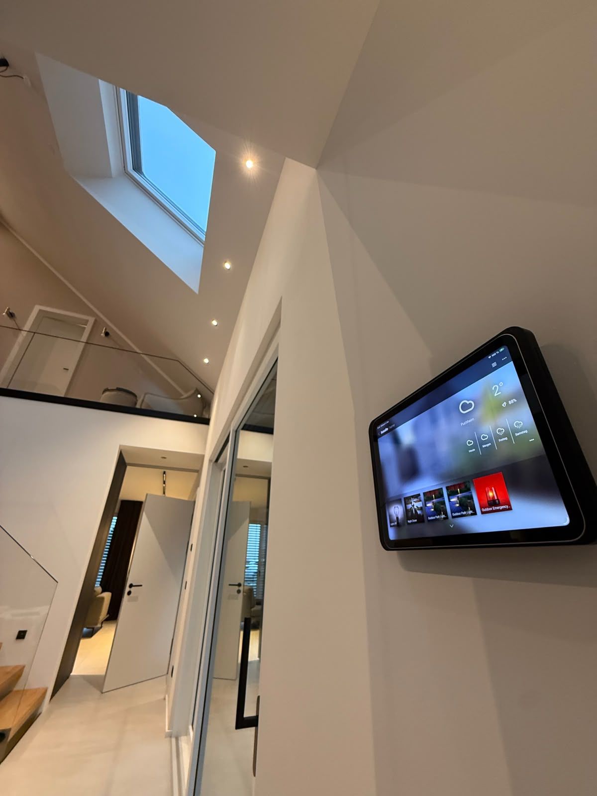 Basalte Eve Plus in der Galerie unter dem Dachfenster