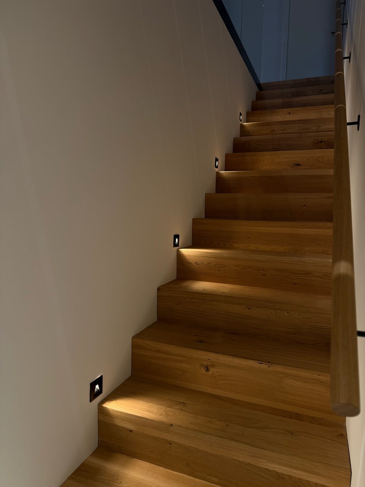 Eichentreppe mit Stufenbeleuchtung in der Wand