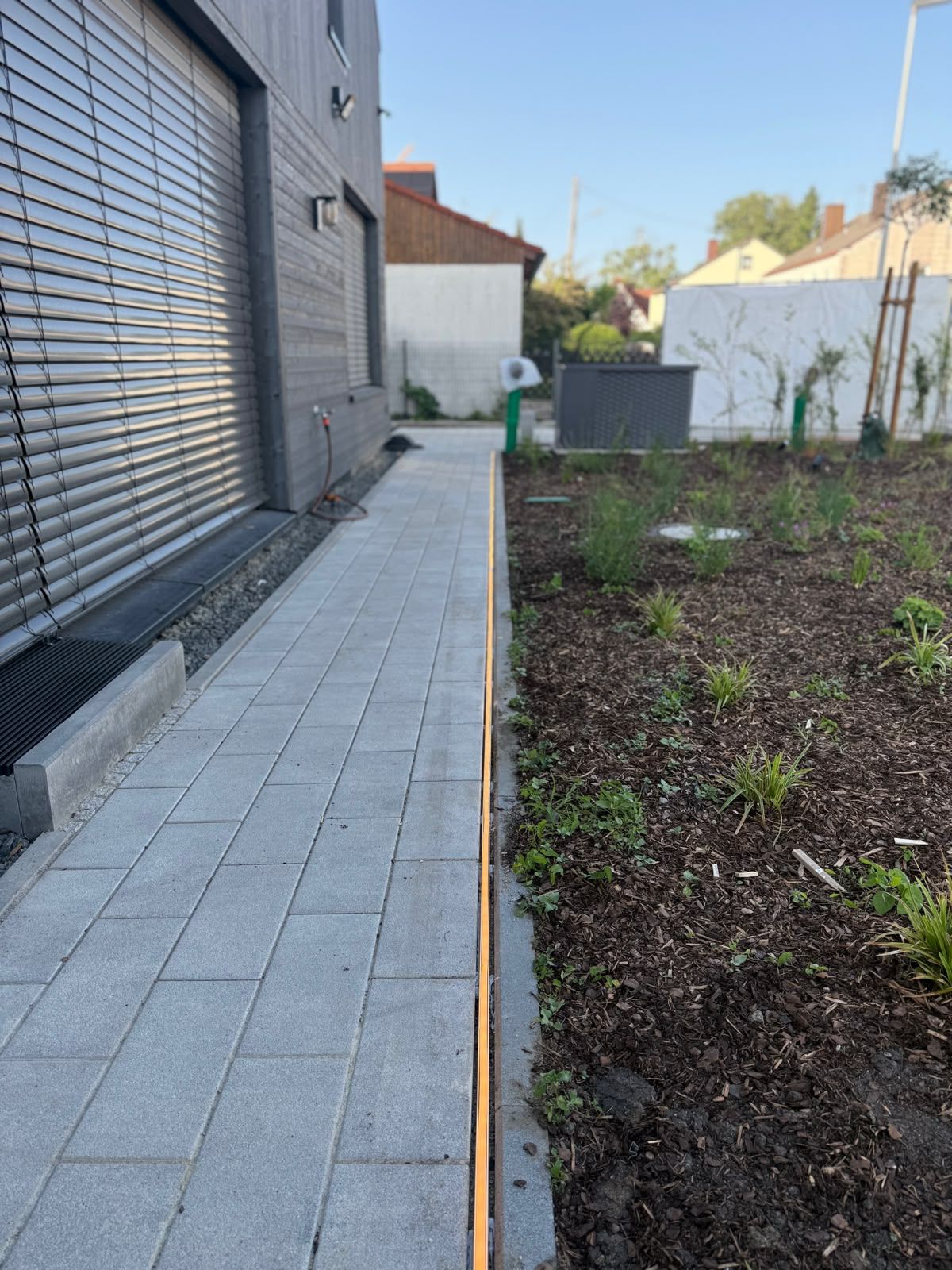 Gartenweg mit LED Lichtband