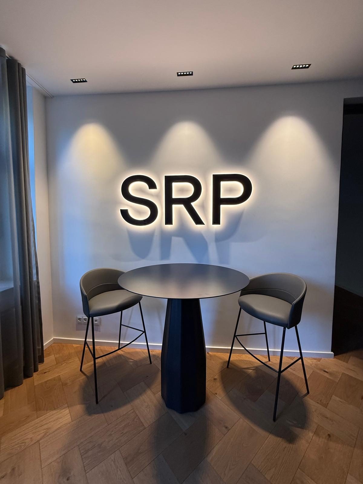 Hinterleuchteter SRP Schriftzug mit Stehtisch
