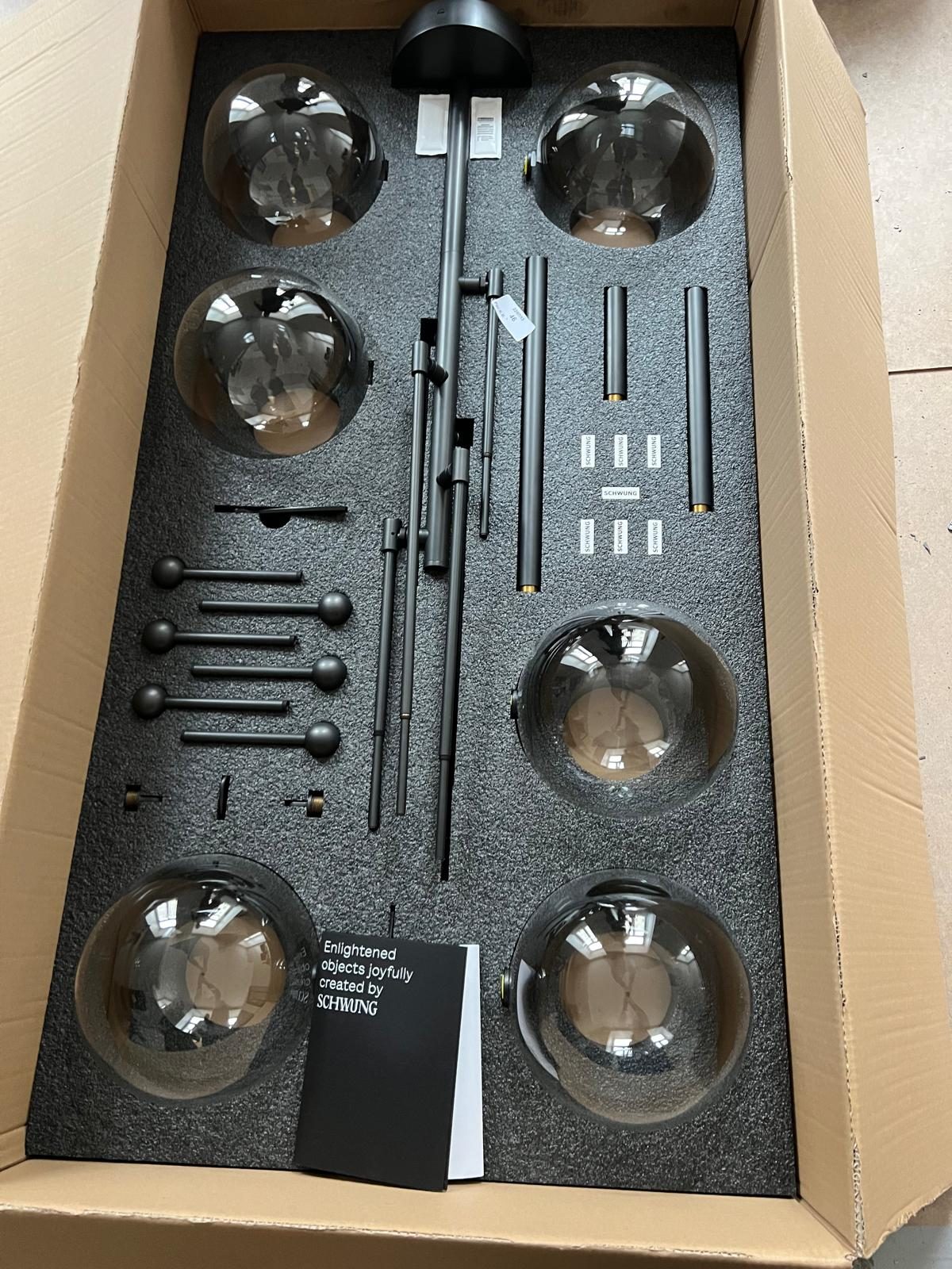 Bauteile einer Schwung Pendelleuchte im Karton
